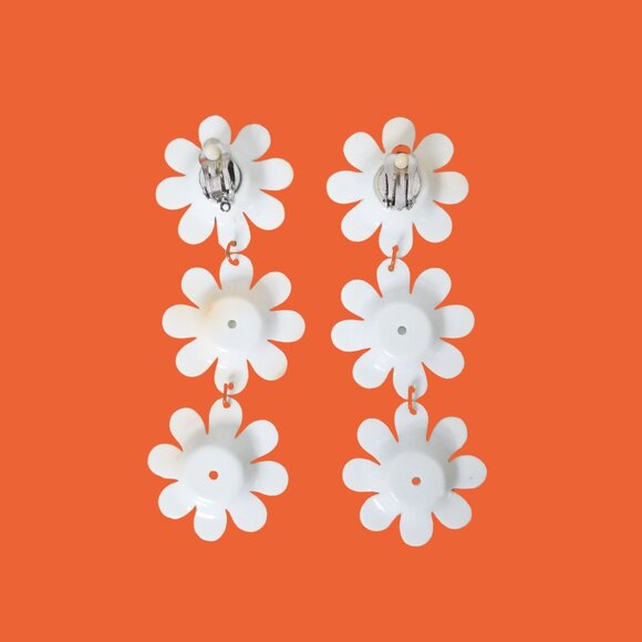 60s-70s Retro Flower Power Clip-on Earrings, White Daisy Chain - Picture 3 of 3